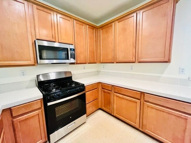 Building Photo - Gorgeous 3BD/2.5BA Tri-Level Townhouse- Ga...
