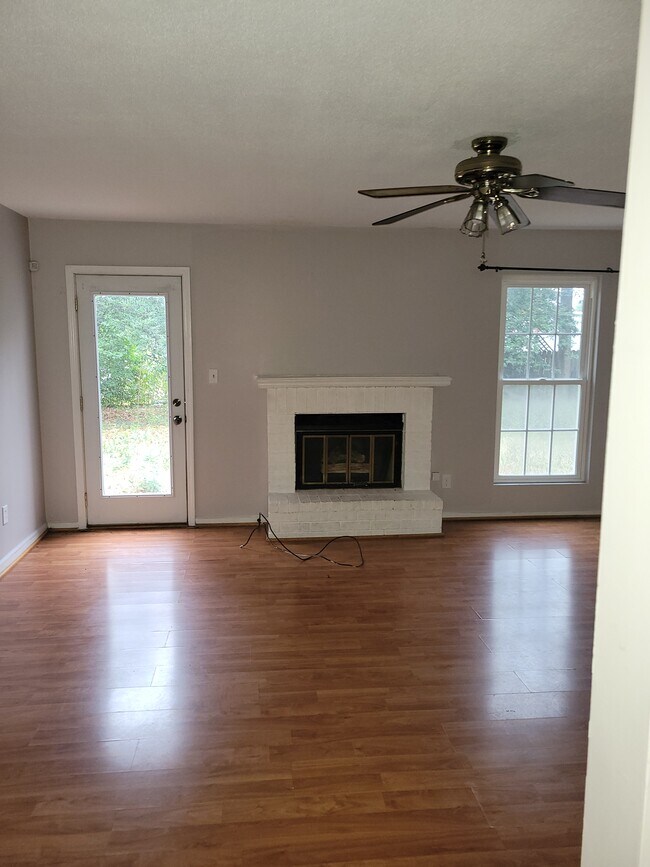 Living Room - 522 Sunrise Ct