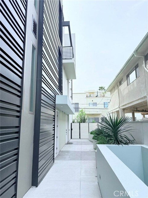 Building Photo - 1729 S Barrington Ave