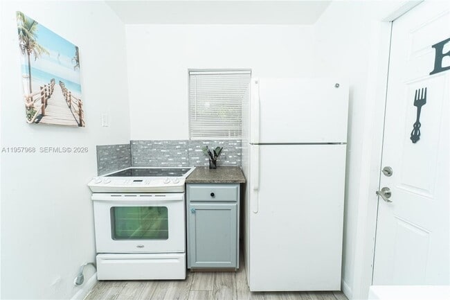 Building Photo - 1215 NE 127th St