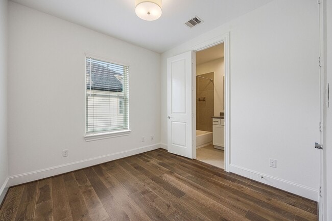 Building Photo - 2715 Maxroy St