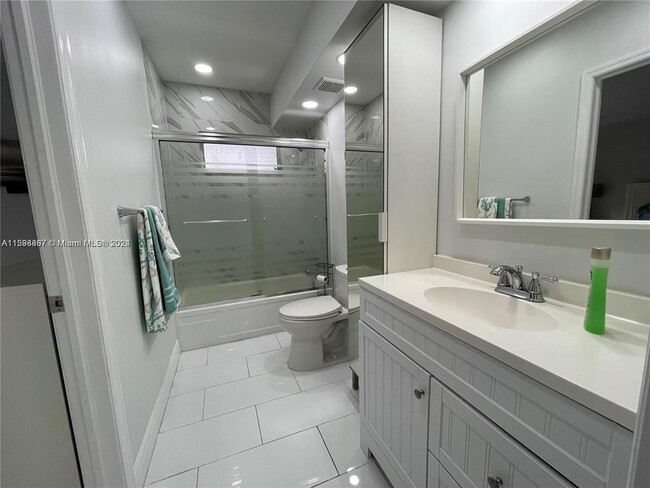 Building Photo - 1407 NE 56th St