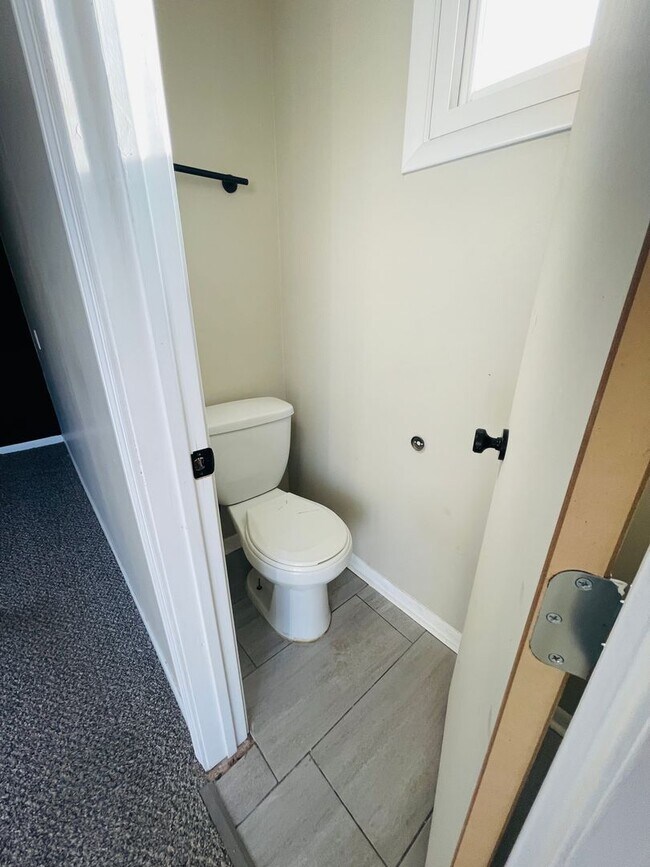 Building Photo - Stunning 3 Bedroom House with Deposit Alte...