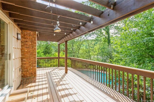 Building Photo - 2 Merion Dr