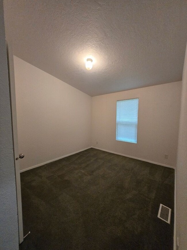 Building Photo - 3 Bedroom 2 Bath