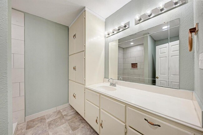 Building Photo - 4701 Bandera Rd