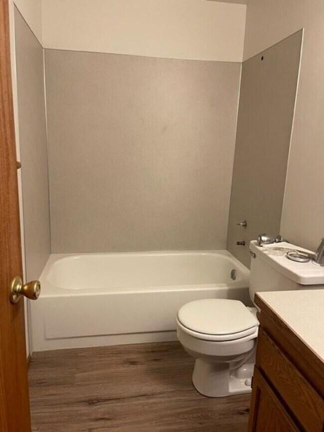 Building Photo - Perfect & Spacious 3 Bed, 1 1/2 Bath Duplex by the Puyallup River!