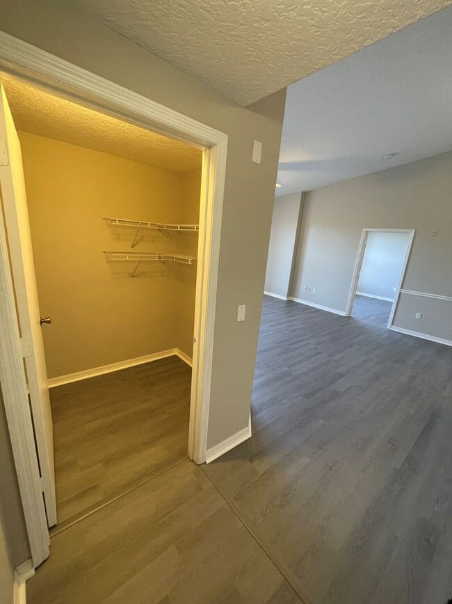 Building Photo - Awesome apartment in the heart of Metrowest!