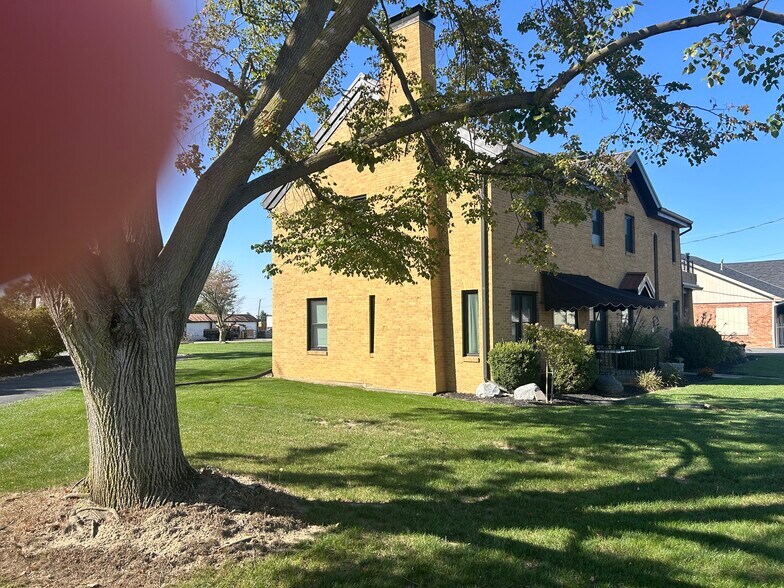 Building Photo - 547 N Broadway St