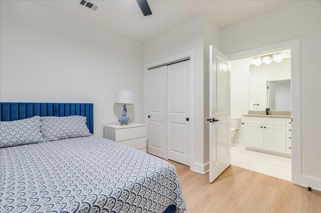 Building Photo - 3000 Duval St