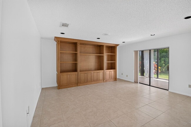 Building Photo - 9264 Vista Del Lago
