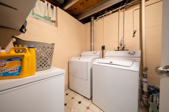 Building Photo - 3477 Pilgrim Ln N