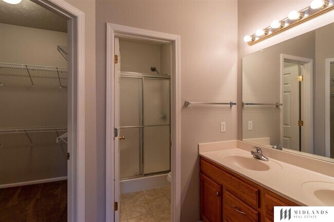 Building Photo - 1007 Woodview Dr