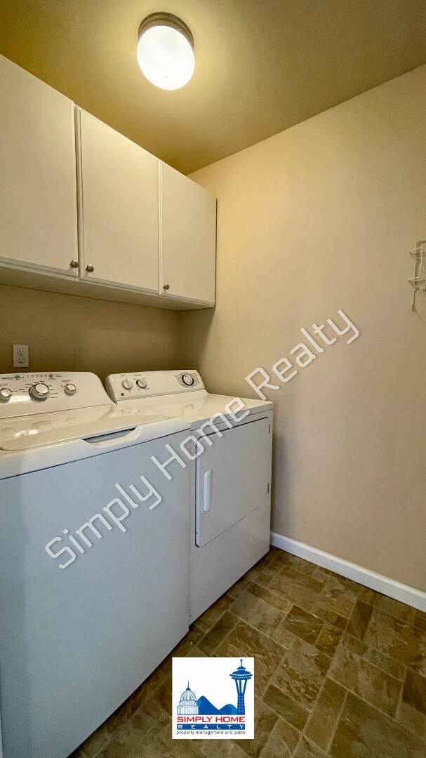 Building Photo - Welcome to this Spacious 4 bedroom, 3.5 bath Home in the Heart of Yelm!