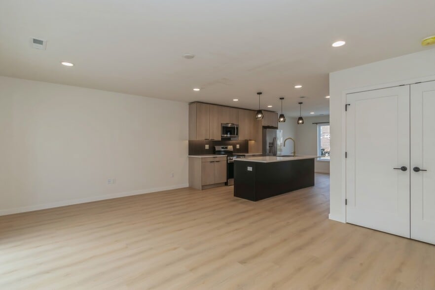 Building Photo - 421 C Ave NW