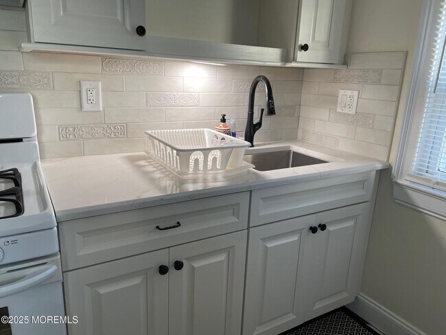 Building Photo - 7 Webb Ave