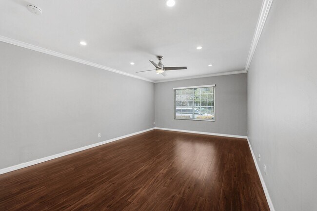 Building Photo - Rare, fully updated, private cul-de-sac one-story single-family house