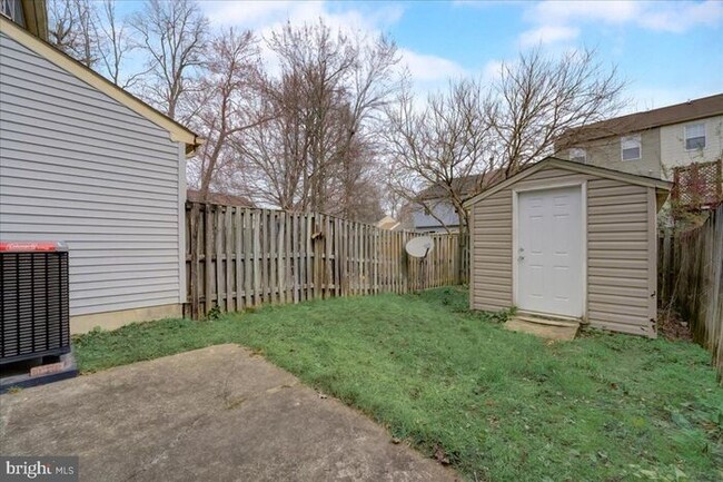 Building Photo - Modernized 3-Level Townhome in Indian Head...