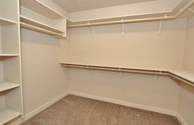 Building Photo - 4044 Queen Anne Dr