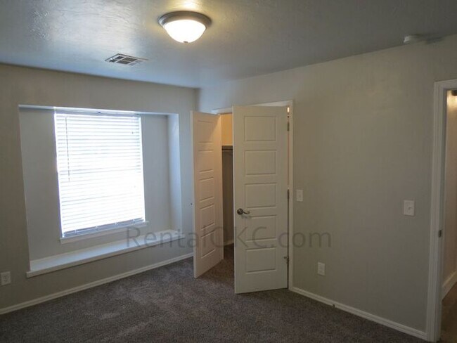 Building Photo - FANTASTIC - Corner Property, Open Plan, Gorgeous Kitchen - 3/2.5