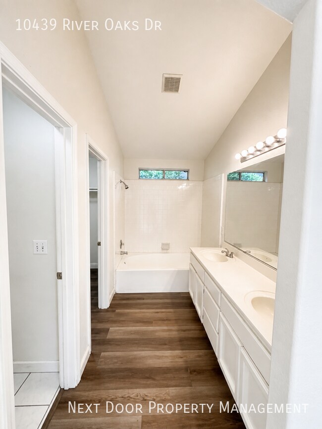 Building Photo - 10439 River Oaks Dr