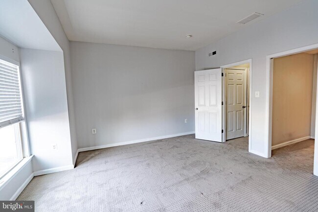 Building Photo - 530 Canton Ct