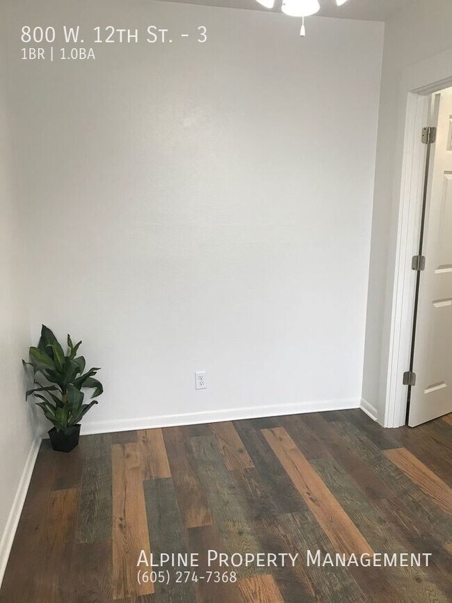 Building Photo - Completely Renovated 1 Bedroom Apartment!!