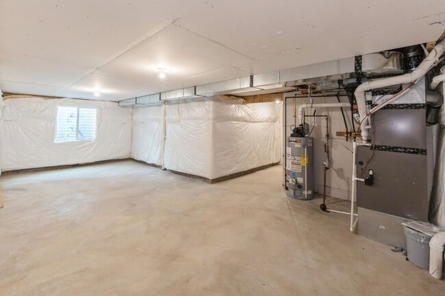 Building Photo - PERFECT LOCATION!!  3 Bedroom, 2.5 Bathroom Home in Urbandale!