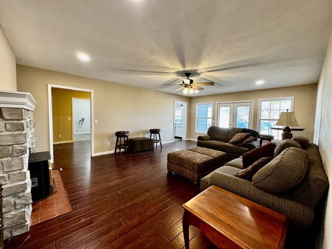 Building Photo - 302 Bluebird Ct