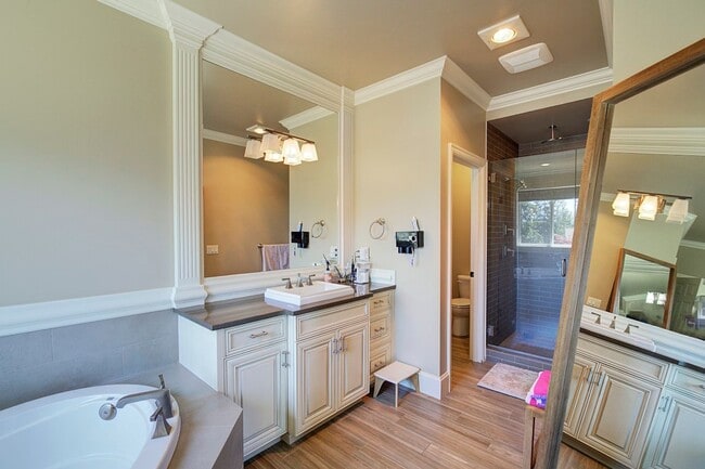 Building Photo - 5Bd/4.5Ba Sammamish Home