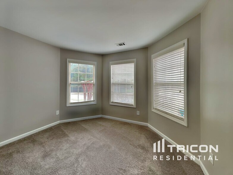 Building Photo - 2974 Olivine Dr SE