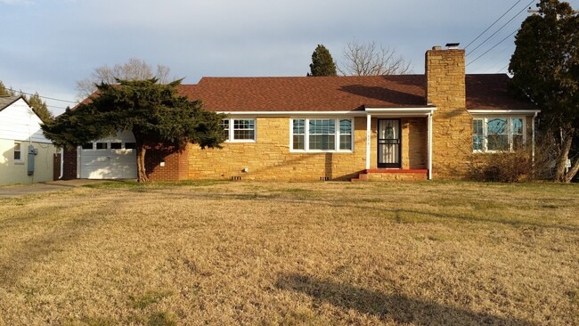 Building Photo - Come make this home yours