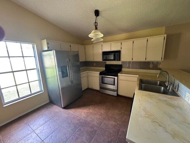 Building Photo - Spacious Lakeland 3-Bedroom Home with 2-Car Garage & Large Driveway
