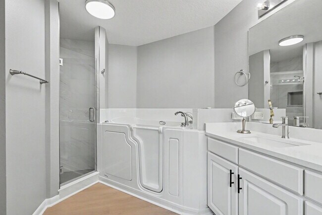 Building Photo - 6600 Gentle Ben Cir