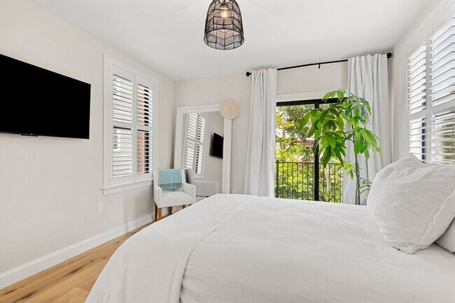 Building Photo - 722 E 5th St