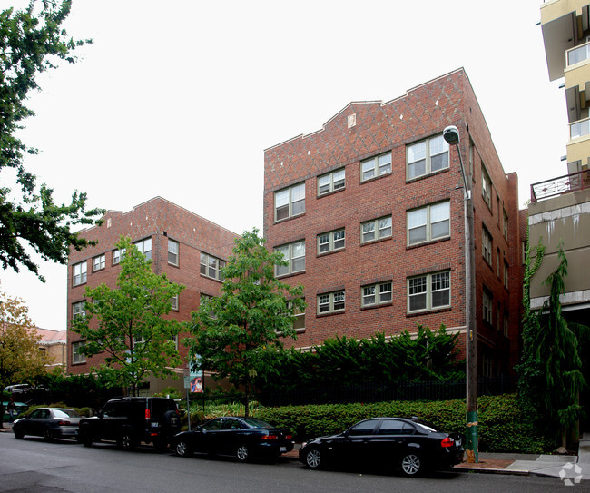 Primary Photo - Queen's Court Apartments