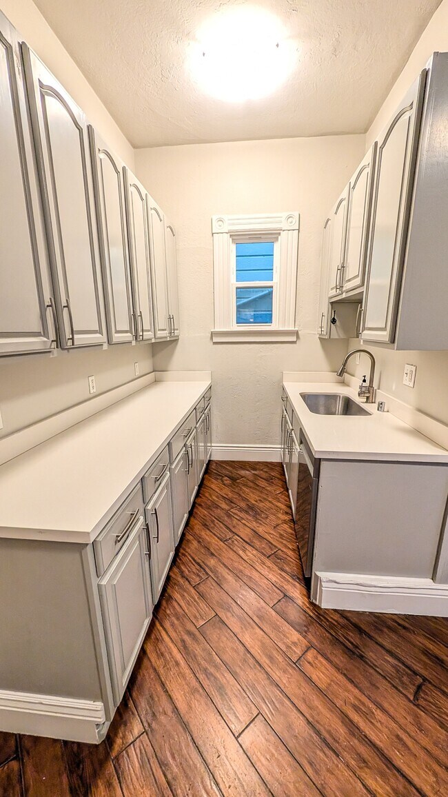 Building Photo - 657 Castro St