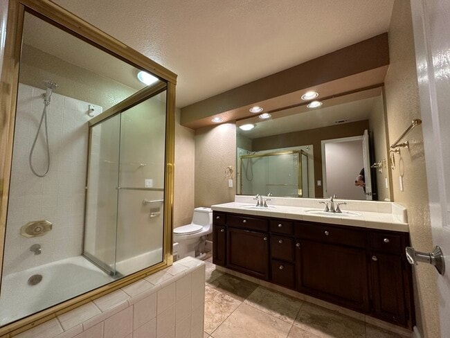 Building Photo - Beautiful 4 Bedroom Single Story For Rent in Gold River!