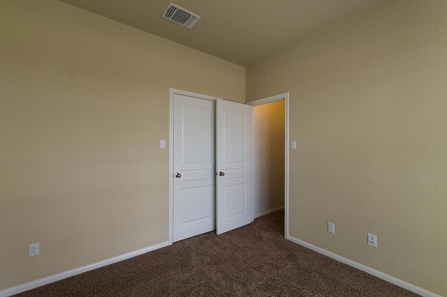 Building Photo - Spacious 4-Bedroom, 2-Bath Home in Hills o...