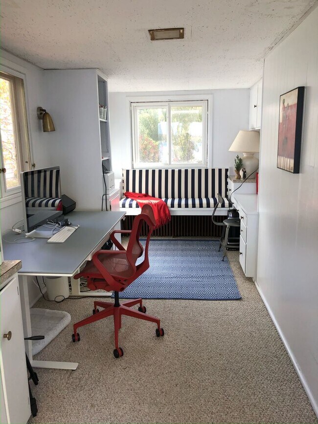 Building Photo - Maple Bluff House