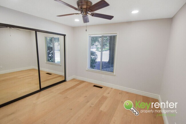 Building Photo - Beautiful 4 Bed / 3 Bath Bollinger Hills Home with Gorgeous Remodeled Kitchen!