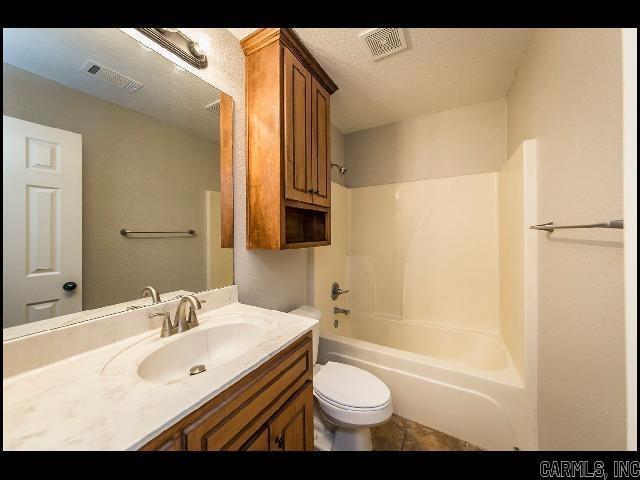 Building Photo - 400 E Locust St