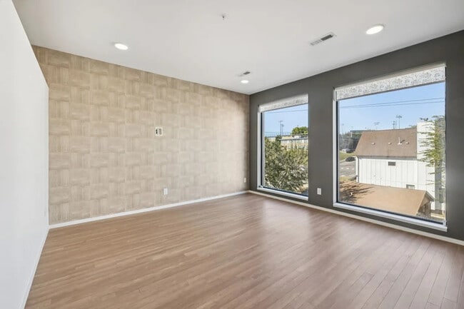 Building Photo - 806 Olympic St