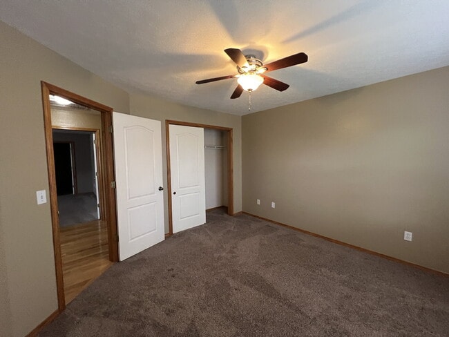 Building Photo - 3BR / 2BA  - with Fenced in backyard