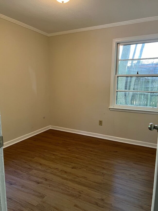 Building Photo - TWO BEDROOM, ONE BATH HOME