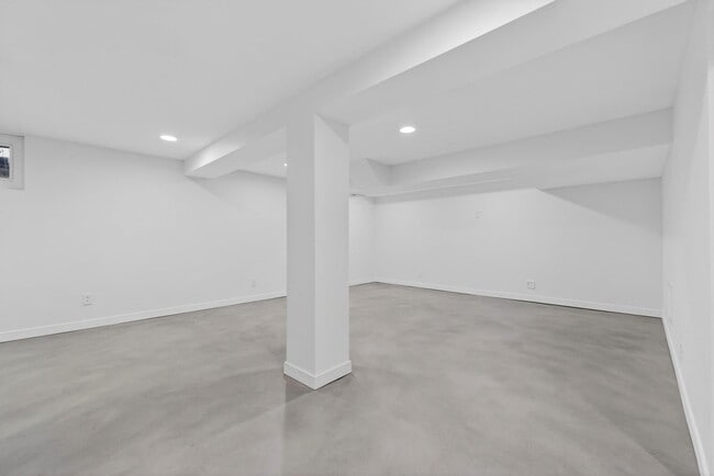 Building Photo - 8609 Rosalie Ave