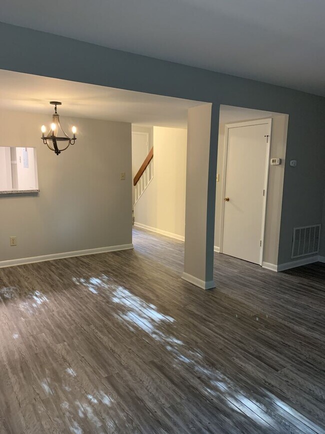 Building Photo - 2 BR/1.5 BA West Lake Townhome Near Dolley Madison