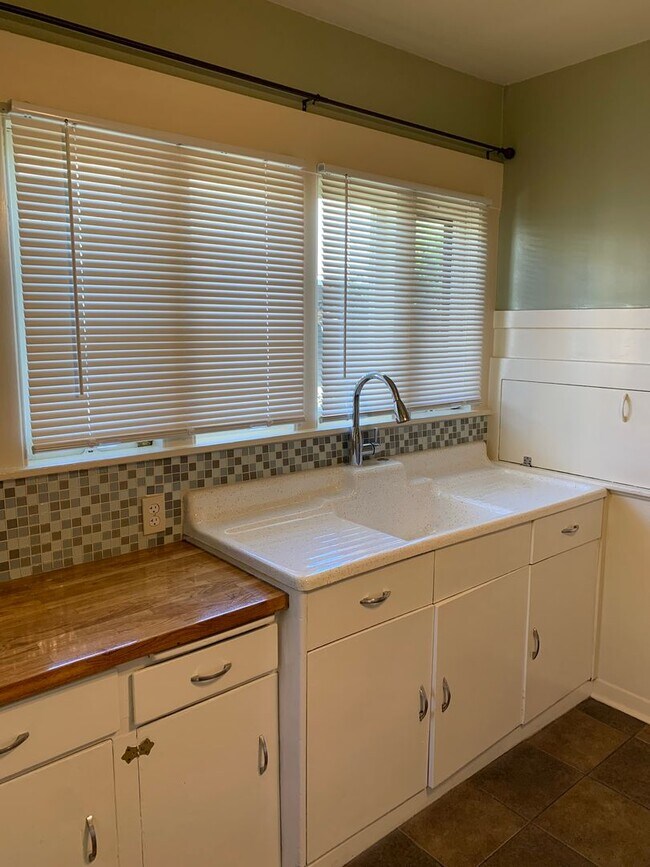 Building Photo - Old World Charm in Cortez Hills!