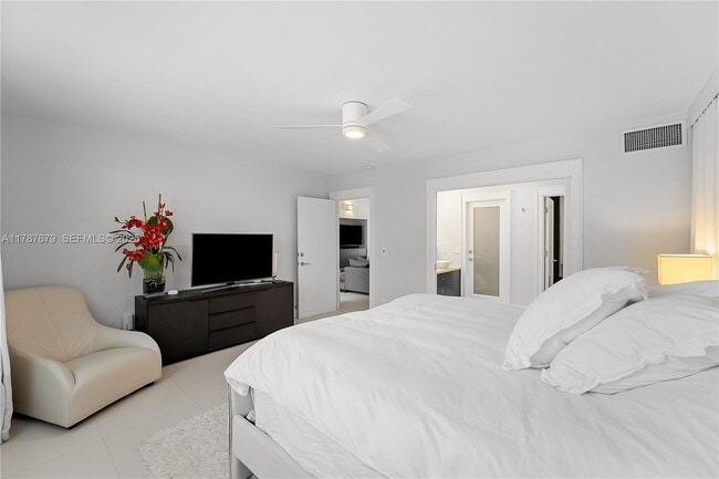 Building Photo - 122 E 2nd Ct