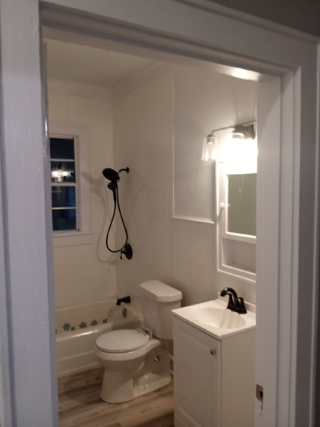 Building Photo - FIRST MONTH'S RENT  FREE LARGE REMODELED 2...